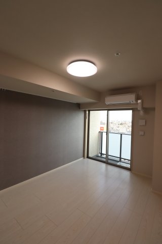 居室・リビング　落ち着いた色合いの床材を使用した居住空間です。