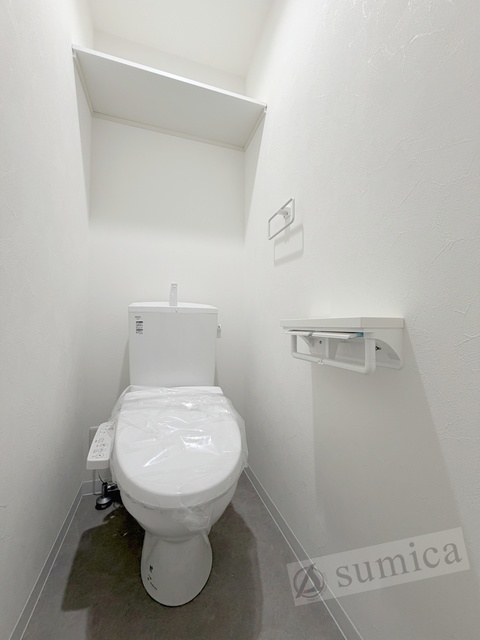 トイレ　人気アイテムの温水洗浄便座。清潔感のあるトイレです。