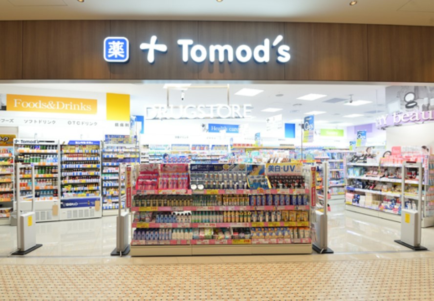ドラックストア　トモズ東京ミッドタウン店（ドラッグストア）まで226m