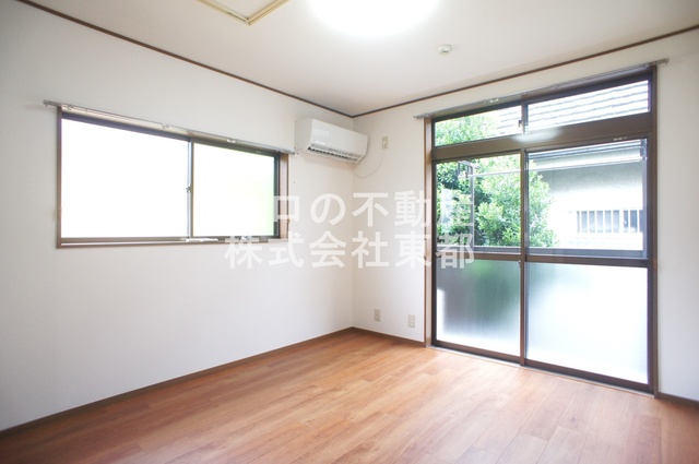 居室・リビング　２面採光なので、明るく風通しのよい過ごしやすいお部屋です♪