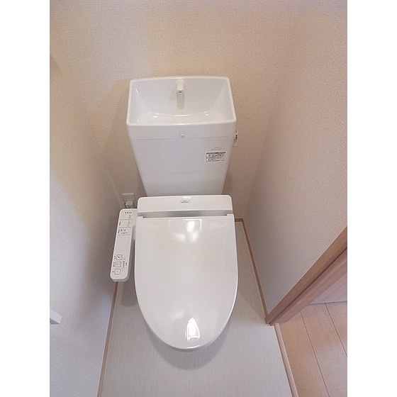 トイレ　シャワートイレ付き