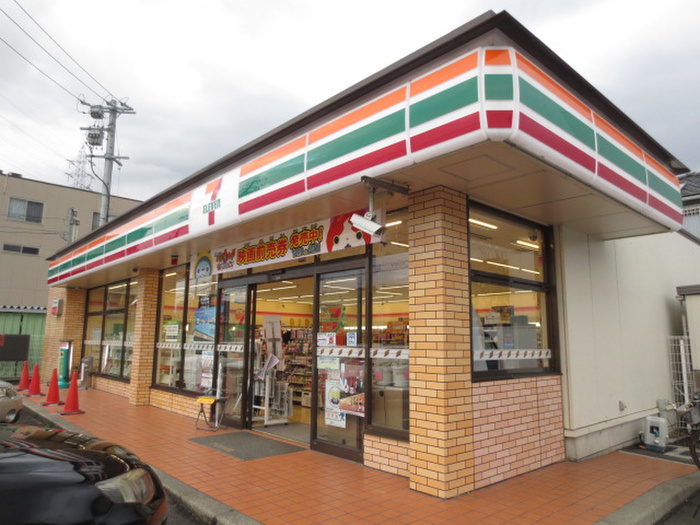 コンビニ　セブンイレブン（コンビニ）まで330m