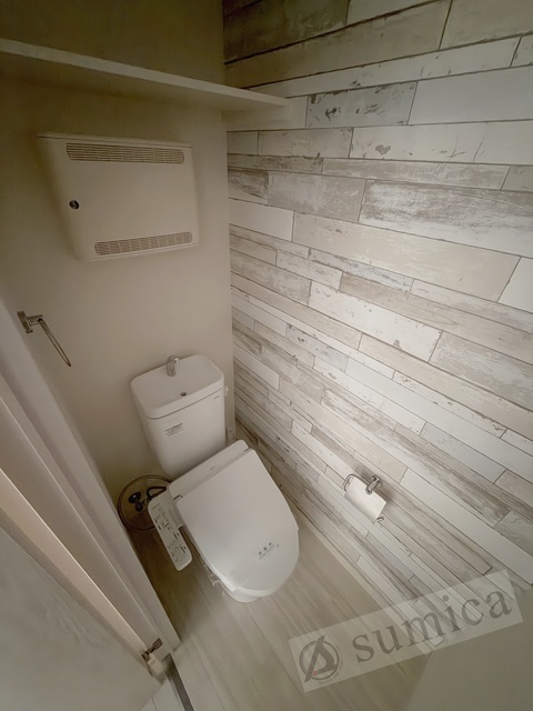 トイレ　人気アイテムの温水洗浄便座。清潔感のあるトイレです。