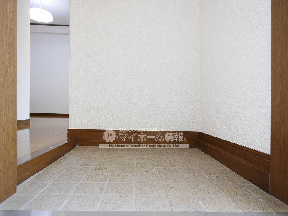 玄関　※内観写真は102号を引用しており、内装が異なる場合がござい