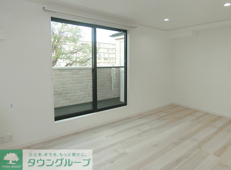 その他部屋・スペース　洋室は6.9帖！（1階はテラス、2.3階はバルコニー付き）