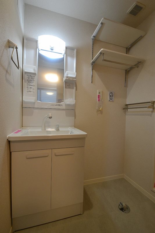 洗面設備　上部にも収納棚あり☆※前回募集時参考写真