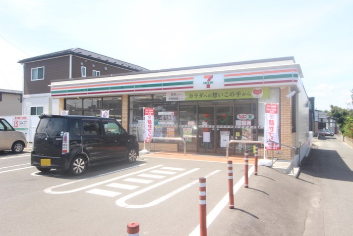 コンビニ　セブンイレブン（コンビニ）まで588m