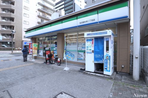 コンビニ　ファミリーマート 名古屋新栄二丁目店（コンビニ）まで185m