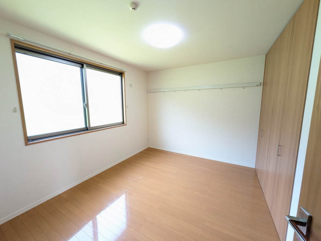 その他部屋・スペース　洋室部分・日当たり良好！収納を備えた、機能的なお部屋です♪