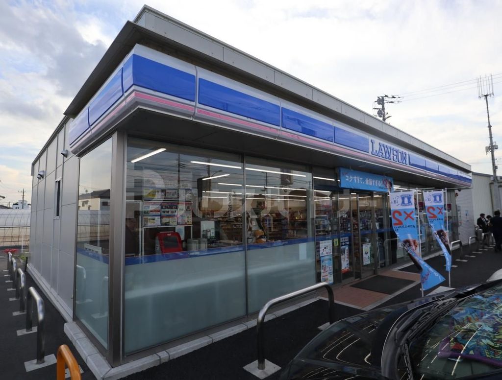 コンビニ　ローソン八潮1丁目店（コンビニ）まで300m