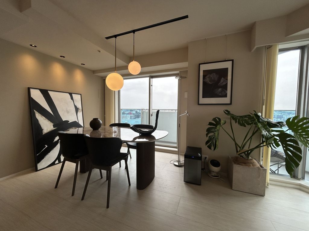 居室・リビング　角部屋につき二面採光で明るいリビング
