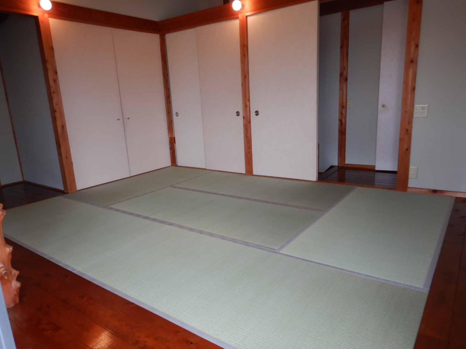 離宮前町貸戸建の居間写真