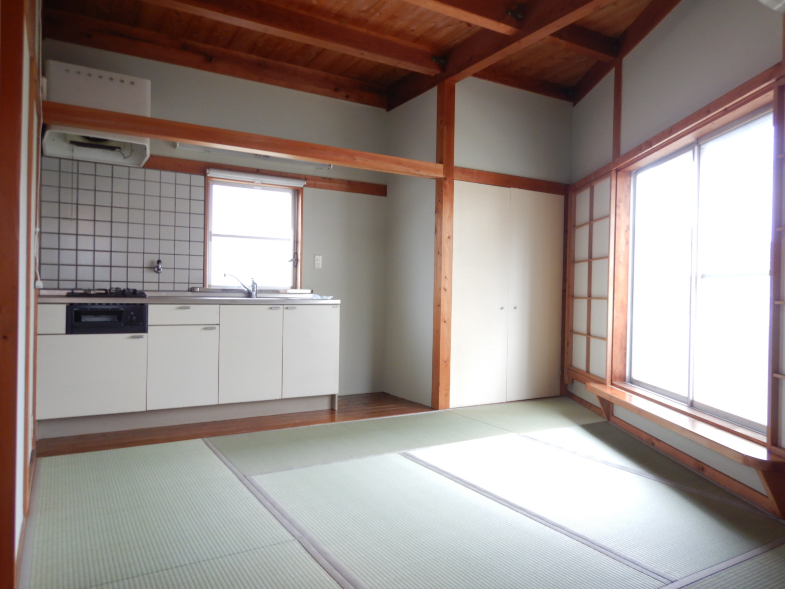 離宮前町貸戸建の居間写真