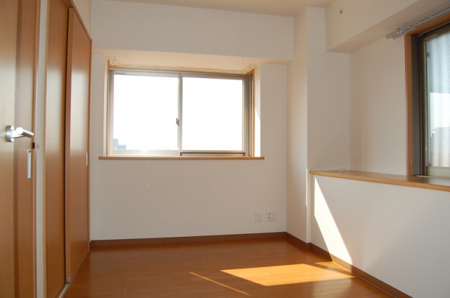 その他部屋・スペース　玄関横の4.9帖の洋室　角部屋の特権、出窓が付きます