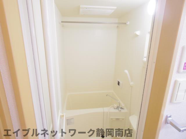 バス・シャワールーム　コンパクトで使いやすいお風呂です