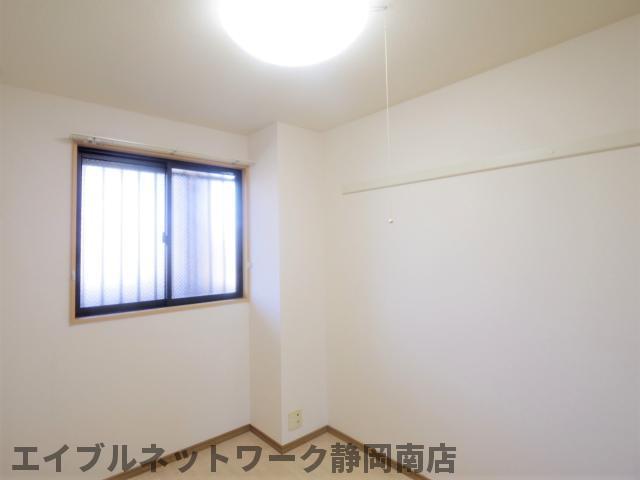 その他　落ち着いた色調の洋室です