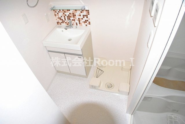 洗面設備　明るい洗面所です