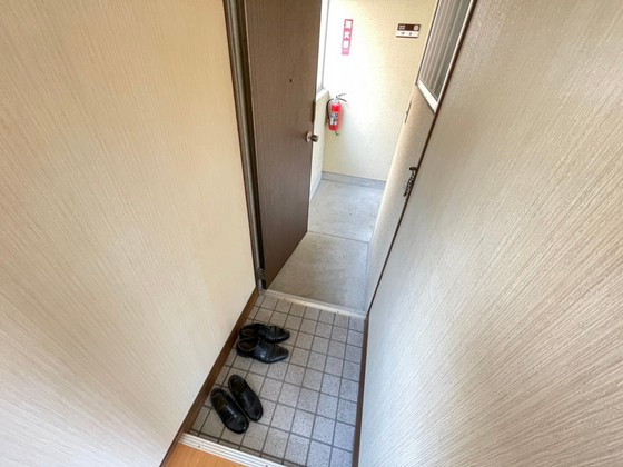 玄関　※他の号室の写真になります。