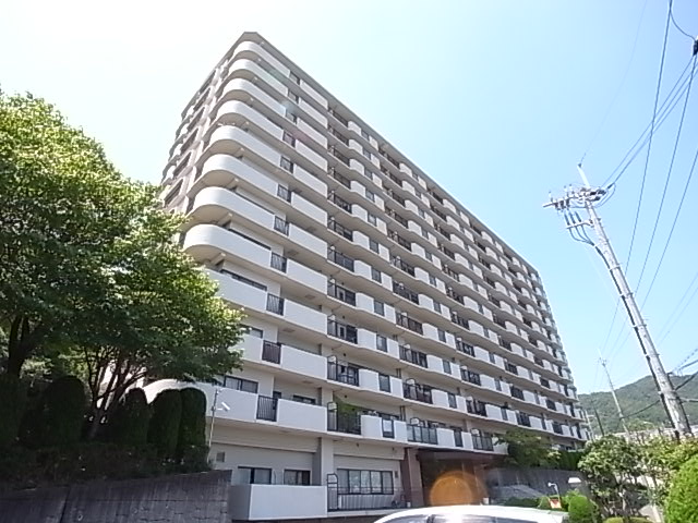 宝塚市中山桜台のマンションの建物外観