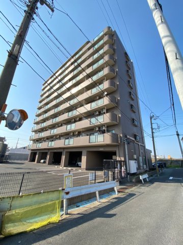 津市柳山津興のマンションの建物外観