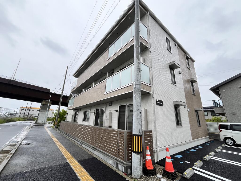 D-ROOM新中道の建物外観