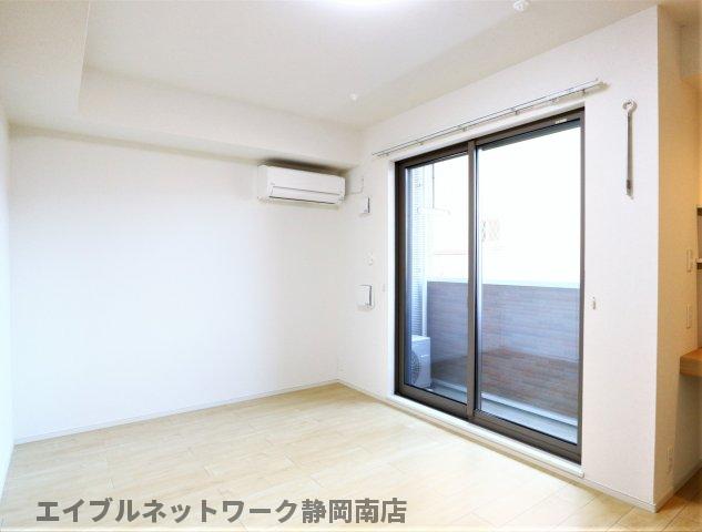 居室・リビング　日当たりの良い洋室です