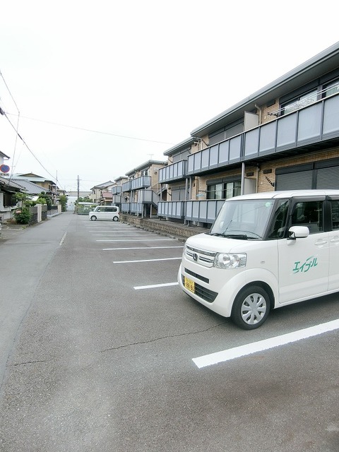 【富士市比奈のアパートの駐車場】