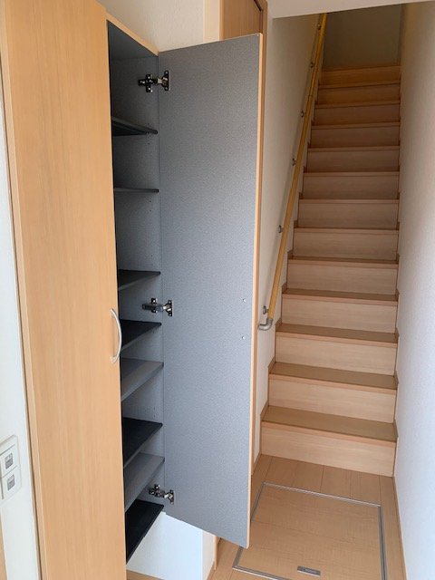 玄関　収納たっぷりの下駄箱付