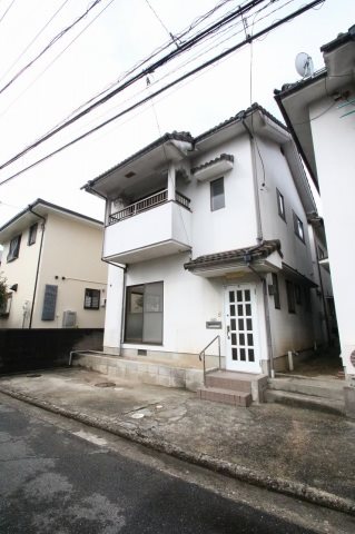 西原8丁目貸家の建物外観