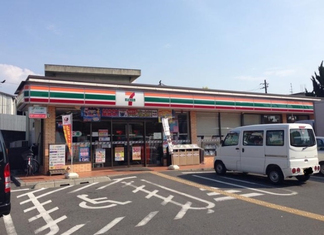 【リアライズ深井駅前のコンビニ】