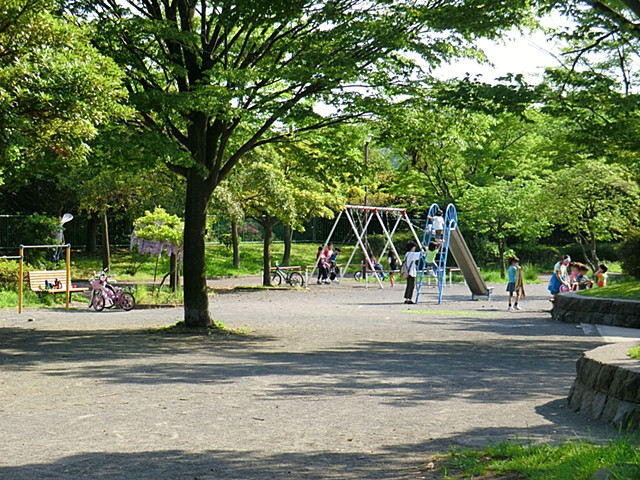 【横浜市金沢区片吹のマンションの公園】