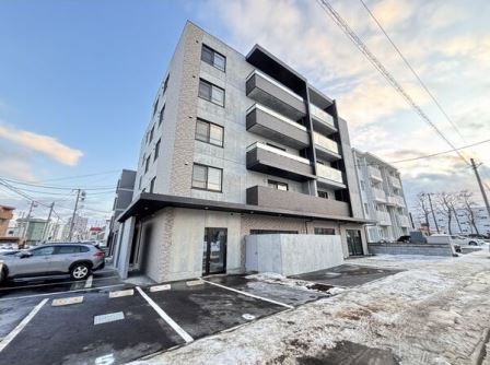 【札幌市白石区南郷通のマンションの建物外観】