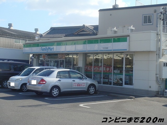 コンビニ　ファミリーマート（コンビニ）まで200m