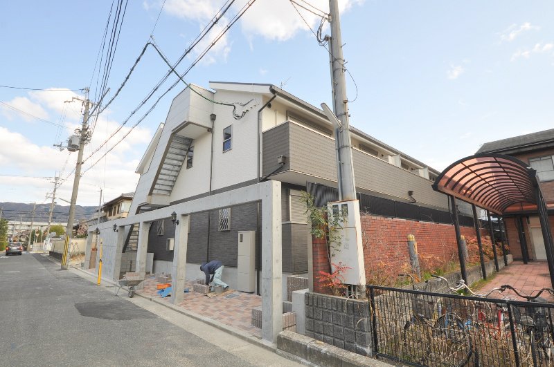 八尾市山本町のアパートの建物外観