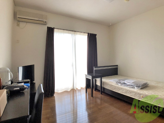 居室・リビング　７帖の洋室です。広々として、きれいですね。