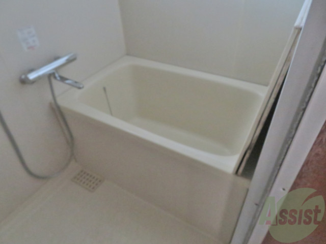 バス・シャワールーム　深めの浴槽ですね。湯舟に浸かって心もからだもリフレッシュ！