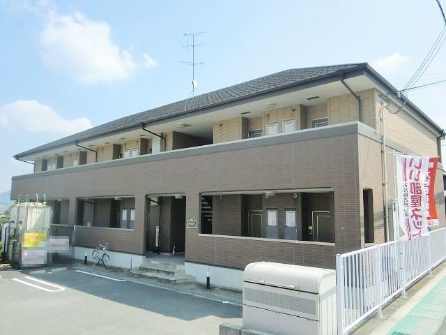 京田辺市田辺深田のアパートの建物外観