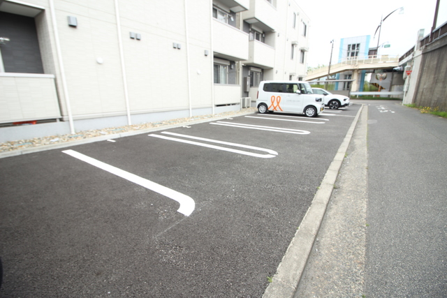 【新潟市中央区川端町のアパートの駐車場】