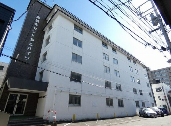 札幌市中央区南四条西のマンションの建物外観