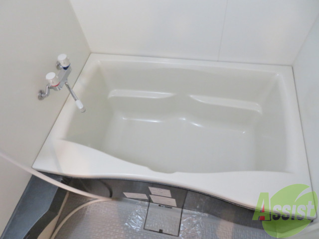 バス・シャワールーム　綺麗なお風呂です。このサイズならゆったり入れそうですね