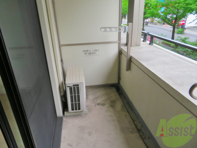 バルコニー　ちょっと広めのバルコニーです。陽もよく当たりますね。