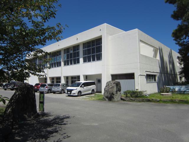 小学校　鳴門市立鳴門西小学校（小学校）まで699m