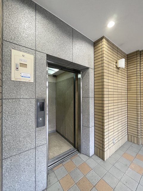 エントランス　オートロック付きで部外者シャットアウト♪