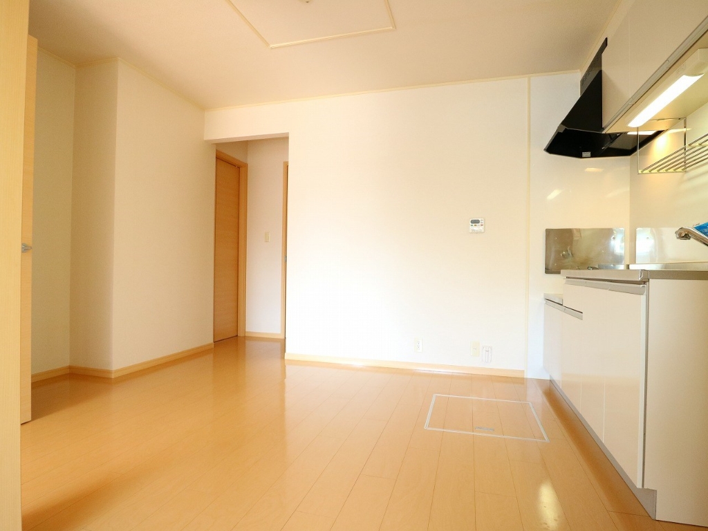 居室・リビング　洋室とダイニングを繋げて使うこともできます。写真は同型物件で