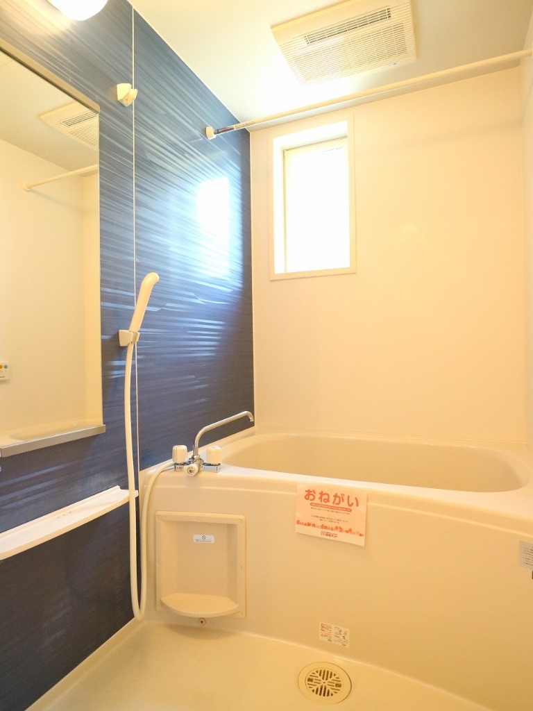 バス・シャワールーム　浴室には浴室乾燥機と窓が付いています。写真は同型物件です。