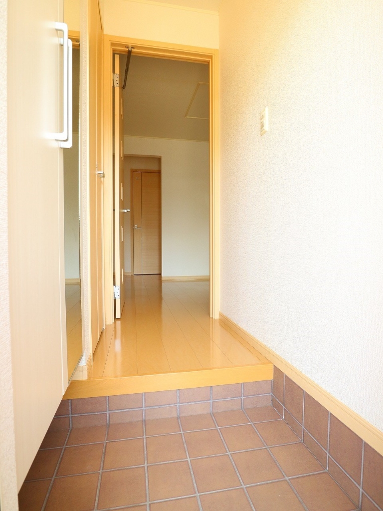 玄関　シューズボックスには大きな鏡付きです。写真は同型物件です。