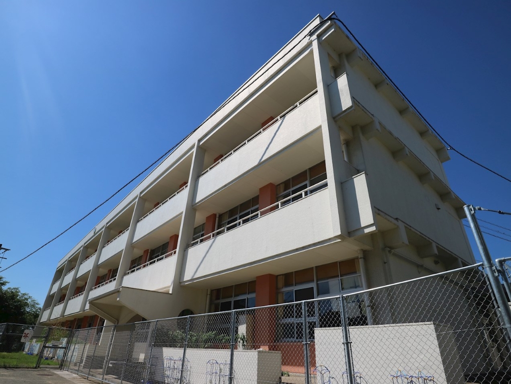 小学校　宗像市立南郷小学校（小学校）まで979m