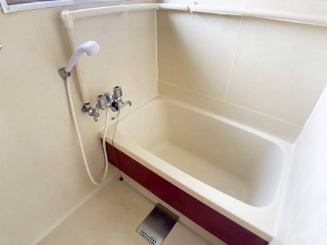 バス・シャワールーム　浴室に窓があり換気できます。