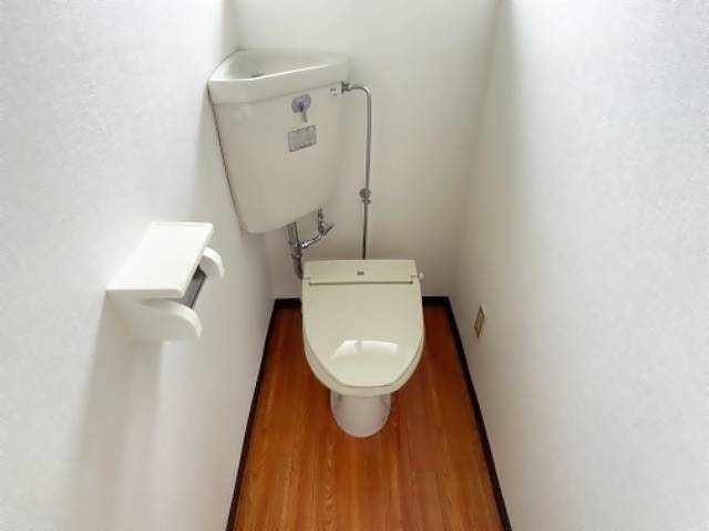 トイレ　トイレに窓があり換気できます。