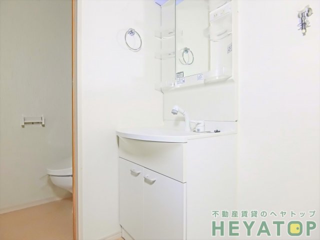 洗面設備　便利なシャワー付き洗面化粧台（同仕様写真）